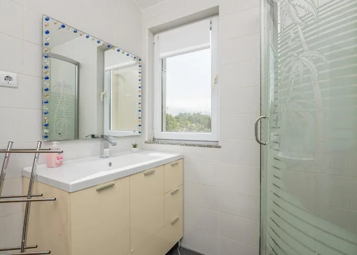 2 Bedroom Cozy In *