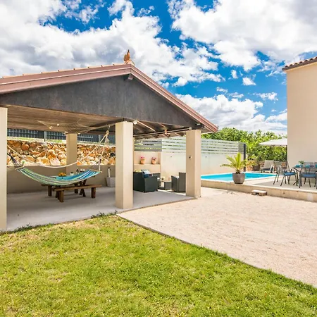 Дом отдыха 2 Bedroom Cozy In Kras